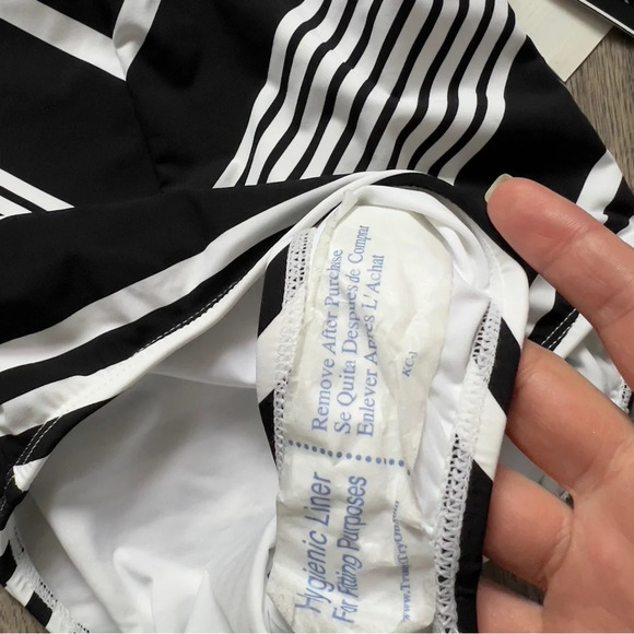 La Blanca Fine Lines Mitred Stripes One Piece Black & White size 4 - Picture 9 of 12